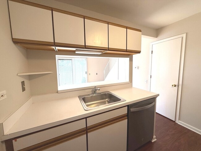 Photo - 408 Trenton Ct