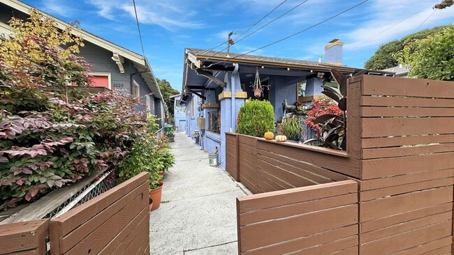 Cozy Studio with Fantastic Landscaping in ... - Cozy Studio with Fantastic Landscaping in ...