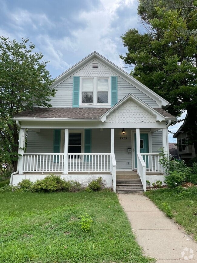 Building Photo - 2 Bedroom Near ESU! Rental