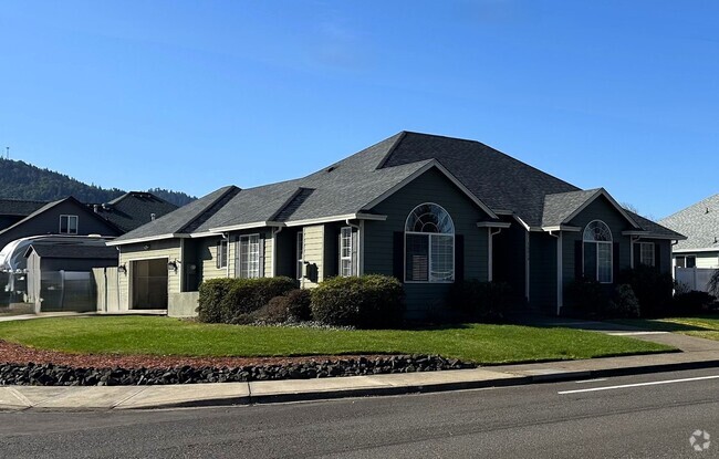 Building Photo - Great 3 Bedroom House in Hucrest!