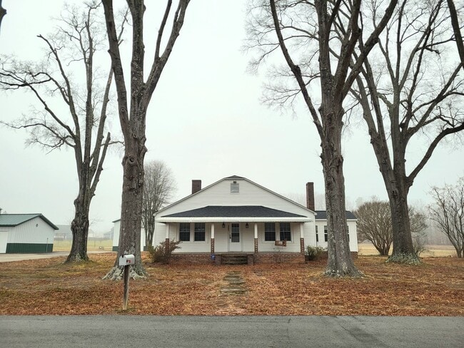 Building Photo - 2 bedroom farm house