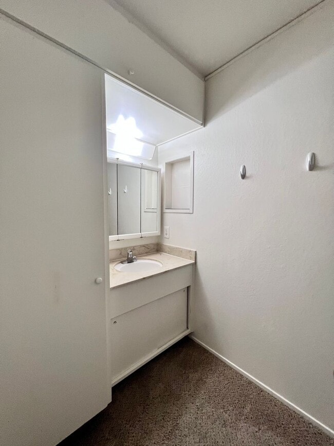 Photo - Cozy 1 bedroom on lush courtyard includes water / garbage & 1 parking spot. Unidad 205