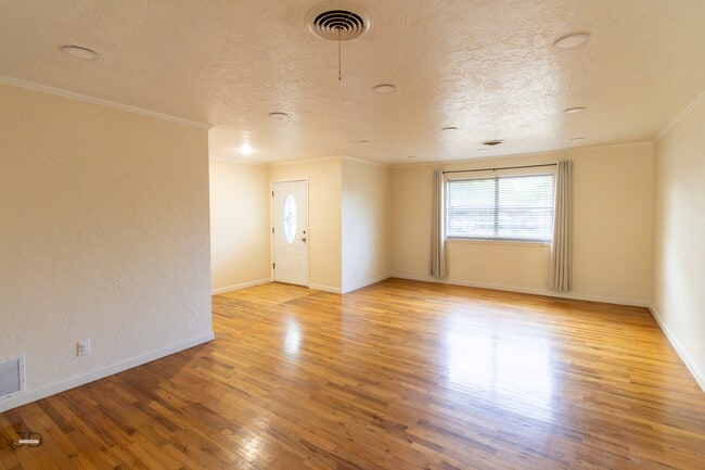 Photo - 1556 Singleton Ave