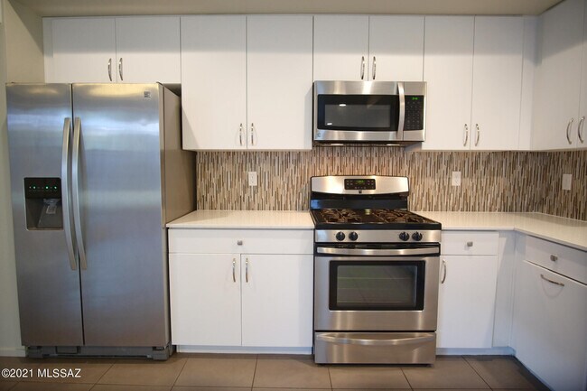 Photo - 932 E Lustrum Ln