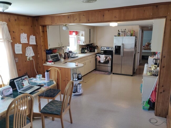 Photo - 4-Bedroom Home for Rent in the Heart of Si...