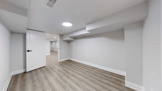 Building Photo - 253 Oakwood Av