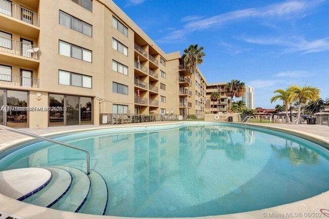 Photo - 301 Golden Isles Dr Unidad 302