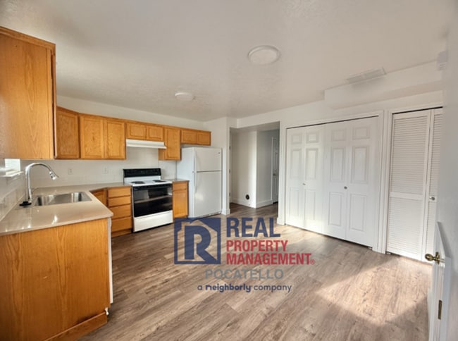 Photo - 3 Bedroom 1.5 Bath duplex - 1 car garage