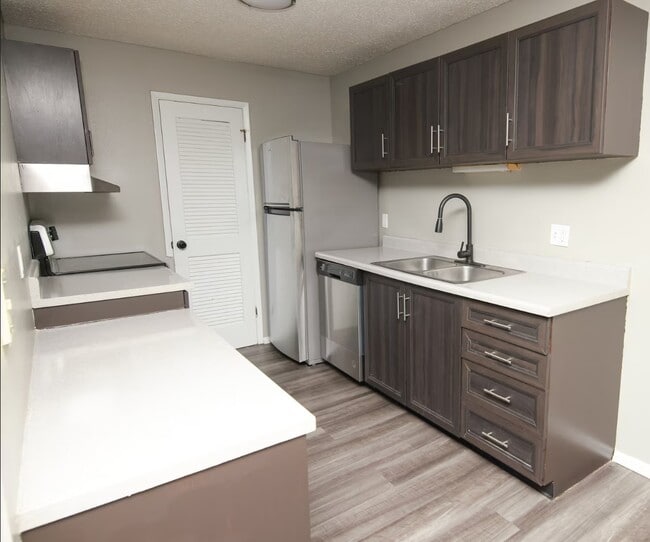 Photo - Waterford Square