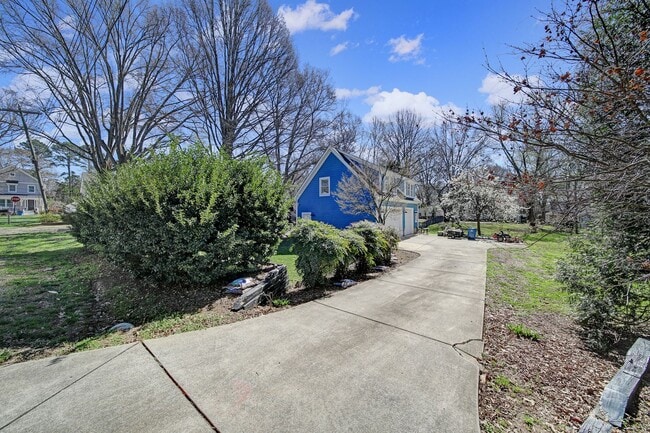 Building Photo - Unique Single Family Home in Matthews!