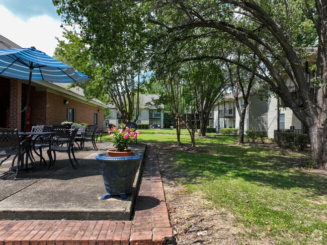 Outdoor Common Area - Bell Oaks Apartments