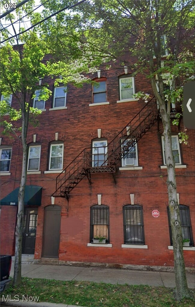 Building Photo - 1066 E 62nd St Unit 8