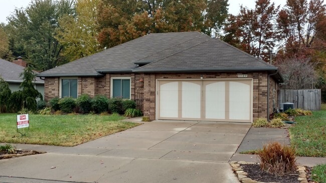 Photo - Executive Rental - Kickapoo Schools - Comi...