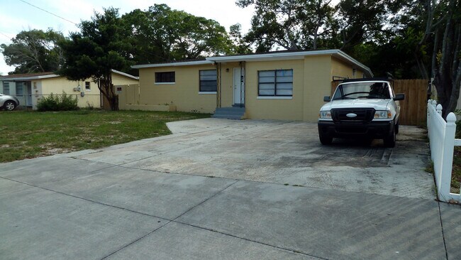 Photo - 1300 Queensway Rd