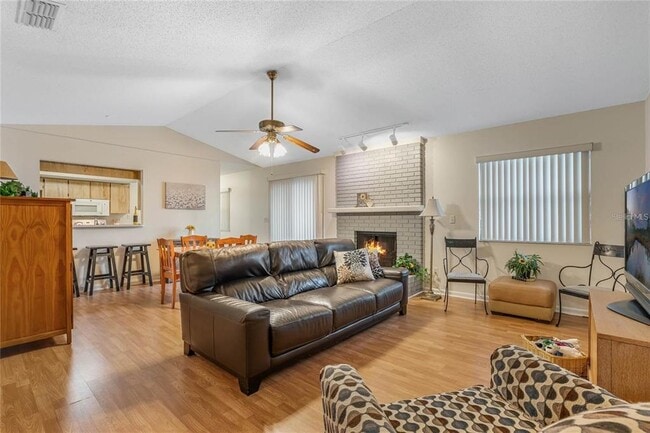 Photo - 720 E 6th St