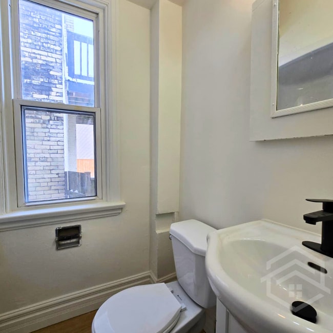 Photo - 2-Bedroom Main Floor Unit in London!! Unité 1