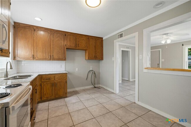 Photo - 810 Crockett Dr