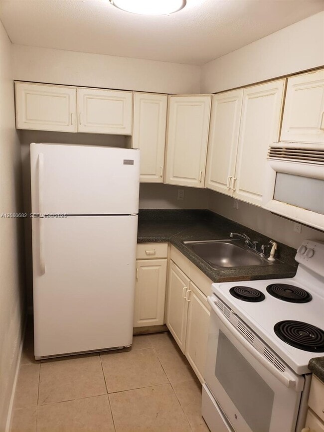 Building Photo - 640 SW 9th Ct Unit 02