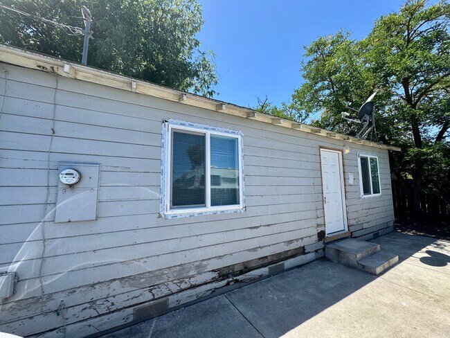 Building Photo - Interior Newly Remodeled - 1 bedroom 1 bath For Rent in Dos Palos