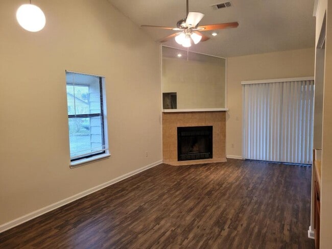 Building Photo - $1195 - Jefferson Square - Updated 2/2 Rental