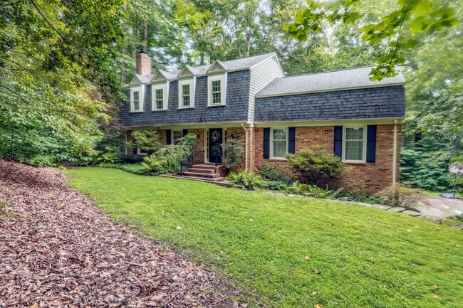 Spacious Colonial in Queens Lake - Spacious Colonial in Queens Lake House