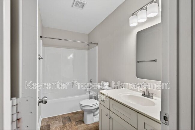 Photo - 701 Ashcroft Rd