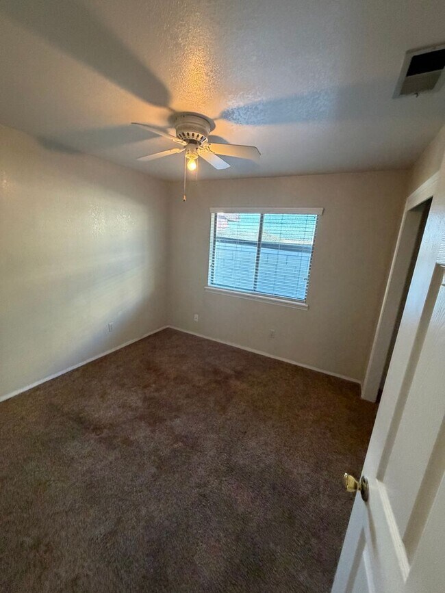 Photo - Spacious single family home in McFarland- Schedule your tour now!