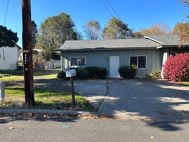 Building Photo - 548-548 SW 3rd St Rental
