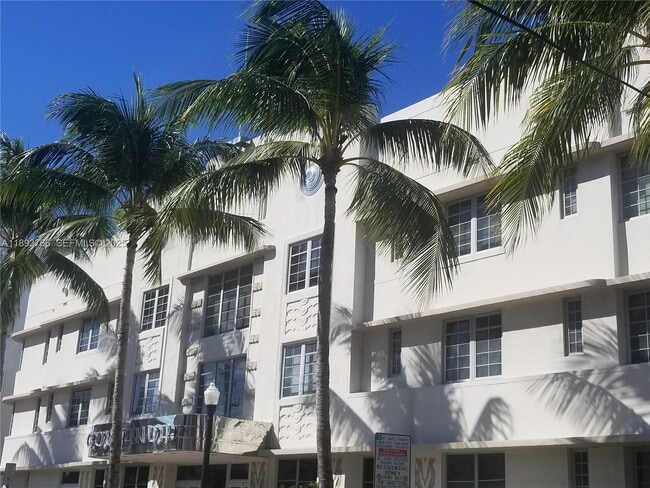 Building Photo - 435 21st St Unit 203