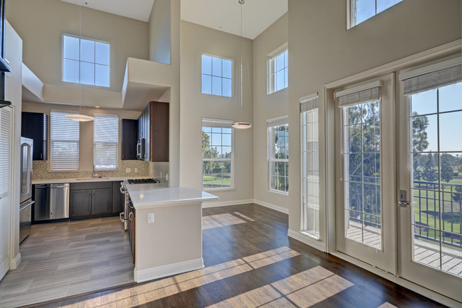 Bright and airy interiors - Windsor at Hancock Park Apartments