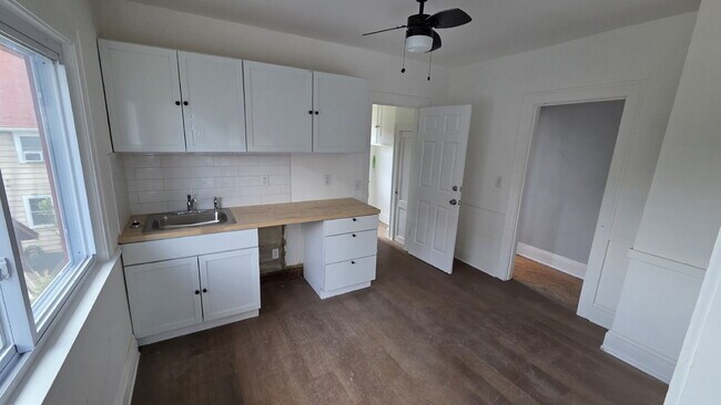 Photo - Bright & Airy 2-Bedroom Upper Unit Unit Up