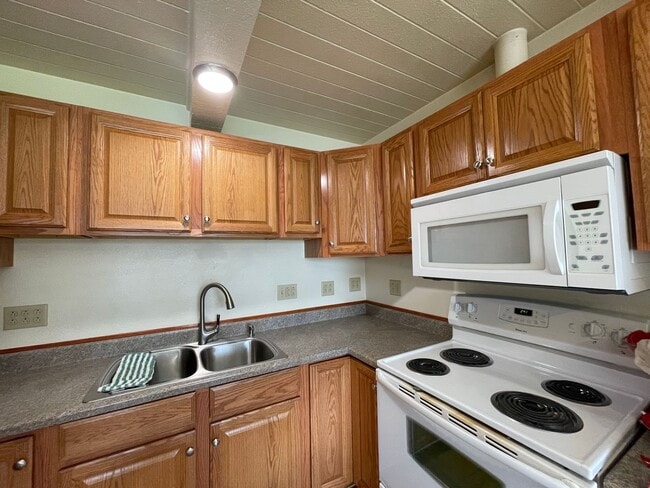 Photo - Beautiful and Spacious Pet-Friendly Home with 4 bedrooms, 2 bathrooms