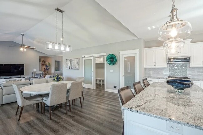 Photo - 740 E Holland Dr