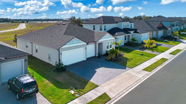 Photo - Spacious Like New 4-Bedroom Oasis with 3 F... Apartamento