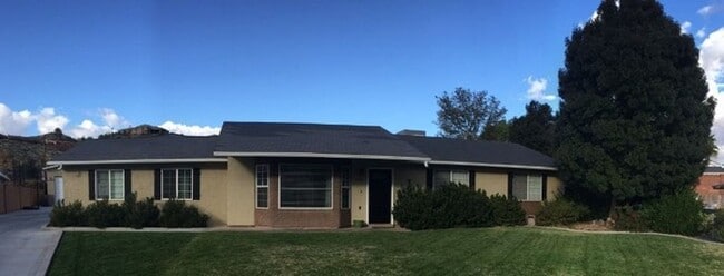 Building Photo - 1743 W Green Valley Ln