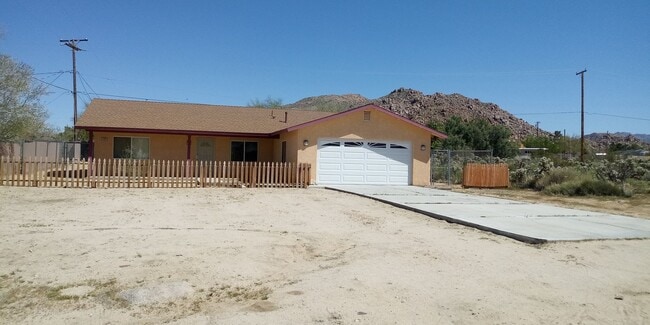 Building Photo - Welcome to your 3 bed 2 bath home in Joshua Tree!