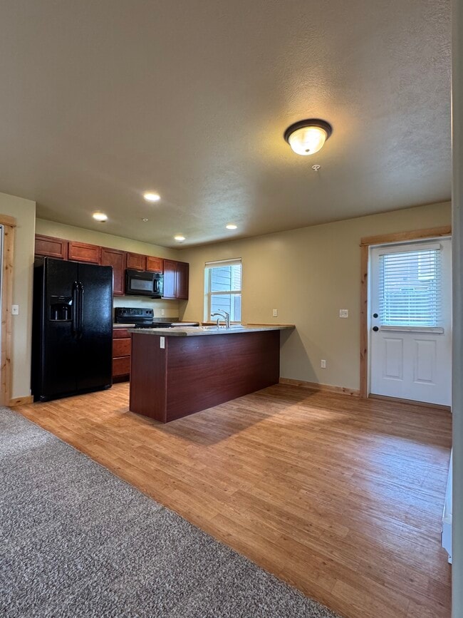 Kitchen & Dining