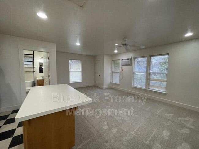 Photo - 568 E 4th St