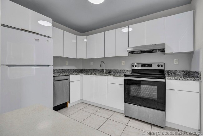 Building Photo - 340 NW 19th St Unit 308