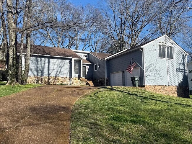 Building Photo - Beautiful 3 Bed 2 Bath Home in Nashville - With Enclosed Back Patio