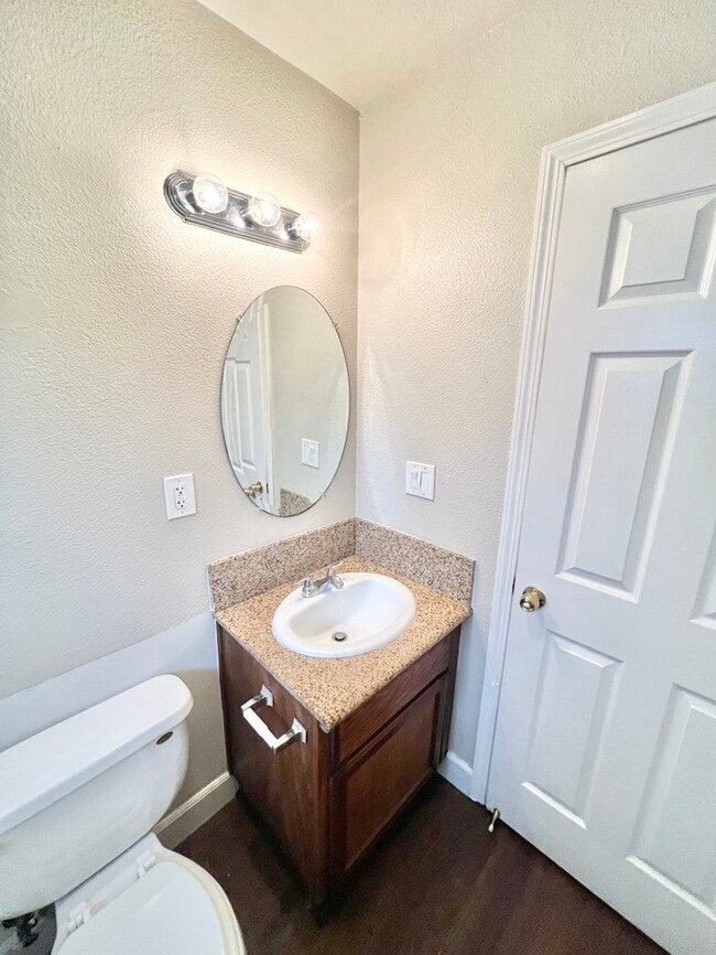 2/1 Duplex in Sacramento! 2822 Del Paso Blvd. Townhome For Rent in