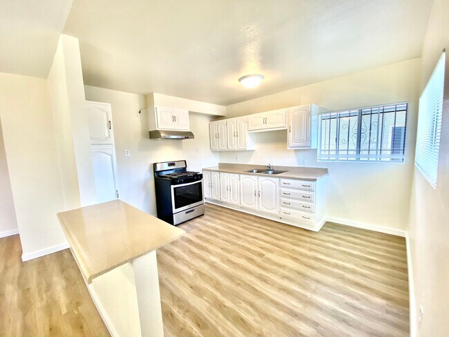 Photo - 1530 Locust Ave Unit B