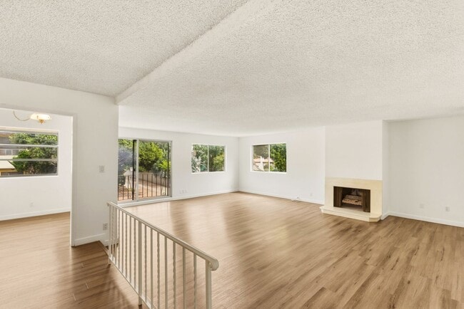 Building Photo - HUGE 2 bed 2 bath in Prime Santa Monica! Unit 808A Princeton St