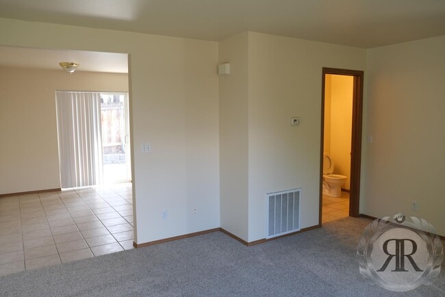 Photo - 2 Bedroom, 1 1/2 Bath Townhouse - Move In Ready!