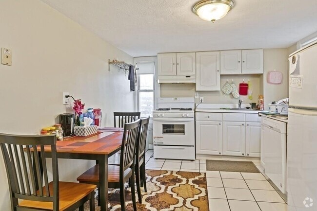 Building Photo - 99 Boylston St Unit 3 Rental
