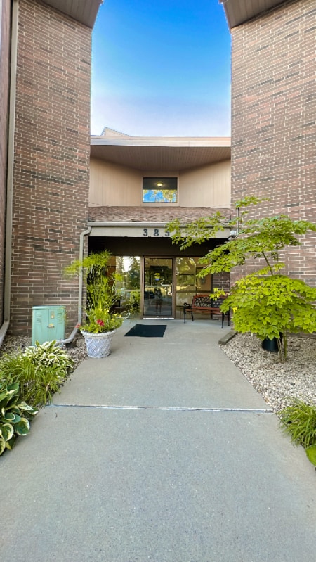 Building Photo - 3850 Plymouth Blvd Rental