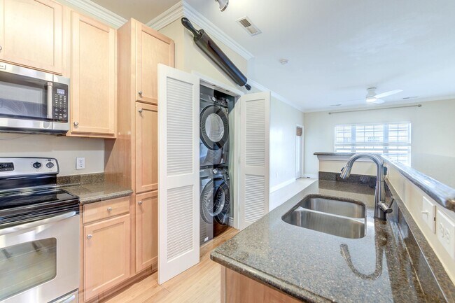 Building Photo - SPACIOUS 2-Bed, 2-Bath Condo WITH POOL, HO...