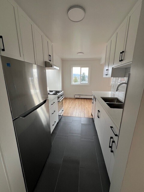 Photo - Newly Renovated, Bright Top Floor in Willingdon Heights Unité 302