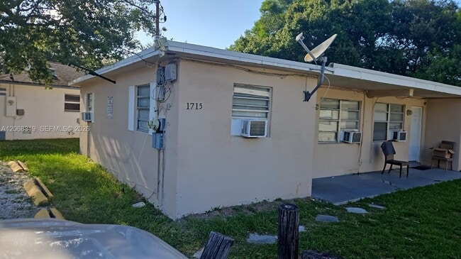 Building Photo - 1715 NW 8th Ct Unit 1
