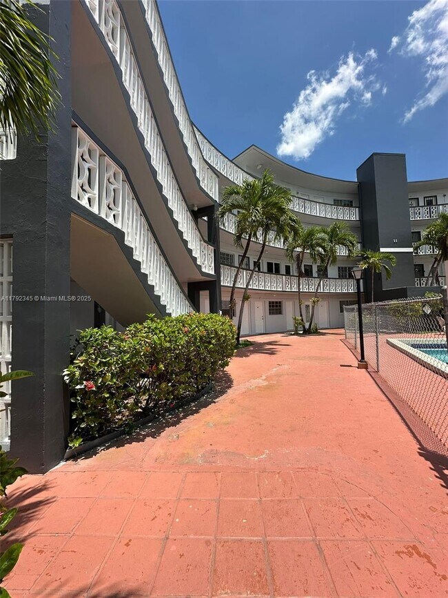 Photo - 11 SW 52nd Ave Unit 6A